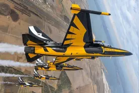 韩军T50落地三度落地台岛，歼10C紧贴韩军停靠，气势压制图片