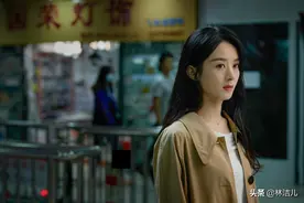 圆脸也挡不住赵丽颖的时髦感，短发俏皮可爱，长卷发更是明艳动人图片