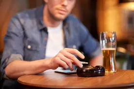 “吸烟有害健康”是大骗局？不吸烟得肺癌的人更多？别被忽悠了图片