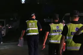突击检查出租屋！揪出逃犯时，房东都吓懵了……图片