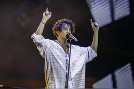 原来歌手演唱会视角是这样图片