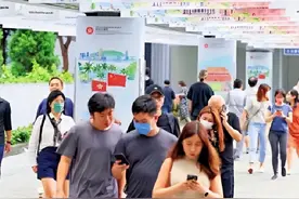 香港公务员又加薪了，猜猜香港首长级公务员加薪后，能拿多少钱？图片