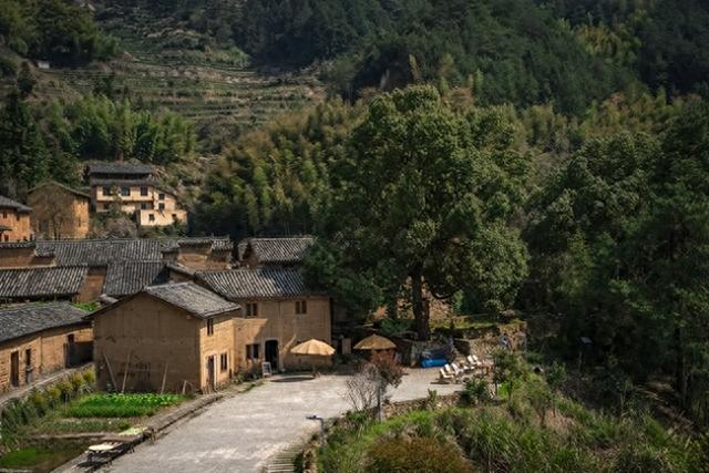 闺蜜来我家住，我让老公睡沙发，闺蜜说：那你的男人真不行啊