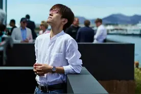 易烊千玺戛纳生图：主打一个与众不同图片