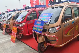 2款全封闭式燃油三轮车，配省油发动机，带空调，续航250~500公里图片