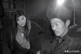 浙江女孩瞒着爸妈，寻找养父母12年，跪养母坟前嚎啕大哭：来晚了图片