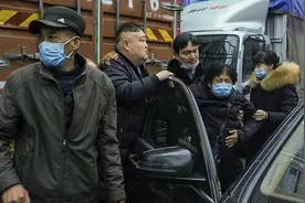 下属遇到生活变故，想帮助他但不知道怎么做，怎么办？图片