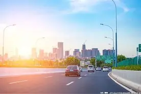 高架桥男女司机激情对对碰：人们同情蓝车，但她责任更大图片