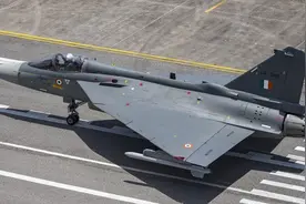 印度国产“光辉”战斗机，三国抢着买？其中一个还是中国的邻国？图片