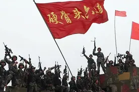 1964年，贺龙一怒之下解散国足，派球员去“硬骨头六连”整顿作风图片