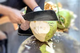 “村里每天来一万多人，砍椰子砍到胳膊疼！”图片