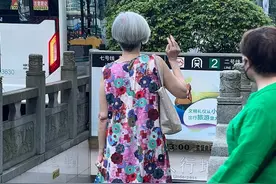 上海奶奶真是“宝刀未老”，一把年纪穿碎花裙不老气，端庄又得体图片