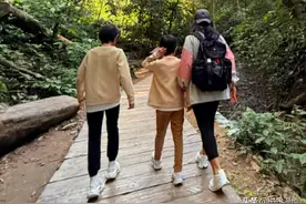 靳东一家云南度假，10岁大儿子身高近170厘米，夫妻互拍好甜蜜图片