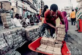 津巴布韦：一个穷得只剩钱的国度，百亿钞票遍地是，买货拿筐背钱图片