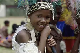 神奇的非洲部落，未婚女子全部赤裸上身以证明自己还是清白之身。图片