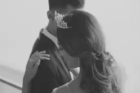 late是“迟到”，wife是“老婆”，那late wife是什么意思？图片