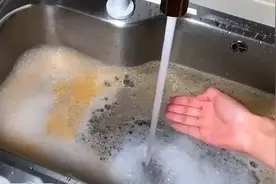 下水道堵塞了，别再用热水冲了，教你3招正确实用小妙招，快速疏通没异味图片