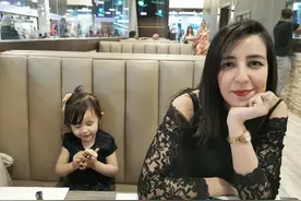 带外国老婆和女儿在北非阿尔及利亚大商场里吃一顿土尔其烤肉图片