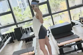 杨采钰大方晒孕肚，腋下变黑、颈纹明显、水肿还很瘦，怀的像女儿图片