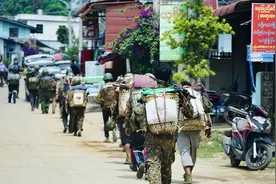 缅北腊戌，军人挨家挨户上门检查图片