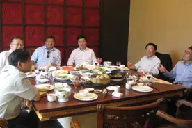 酒会上，用“左手拿杯”向你敬酒的人是何意？建议弄懂否则得罪人图片