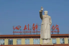 伟人毛泽东雕像 天府广场闪金光图片