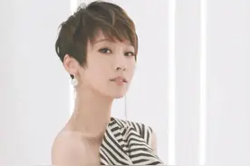 谢楠吴京5岁儿子“发育倒退”重吸奶嘴、在地上爬行图片