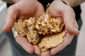 福建海边出现大量金片，遭渔民哄抢一空，专家调查后：金片不简单图片