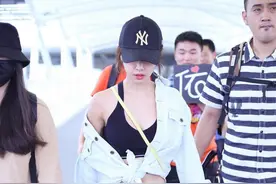 蔡依林穿运动裤都比一般人高级，侧面配条纹不够，刺绣花朵挺复古图片