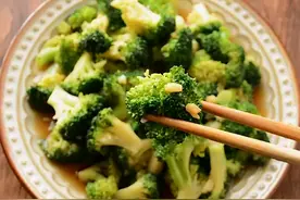 经常熬夜易伤肝，建议多吃3种平价菜，减轻肝脏负担，美味好吃图片