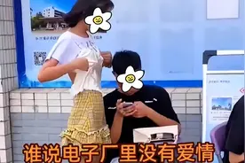 男子只顾玩游戏，女友站旁边摸肚子喊饿，男子无动于衷：我也没钱图片