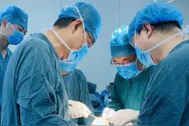 老人不慎摔倒骨折，到底做不做手术？根据我爸骨裂经历，提个建议图片