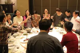 酒桌上倒酒，为啥要从右边倒？倒多少最适宜？建议弄懂以免闹笑话图片