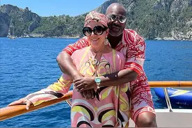 卡戴珊67岁母亲：2次婚姻失败，和小28岁黑人男友在轮船上拥吻图片