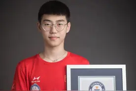 17岁中国少年三摇跳绳701次刷新吉尼斯纪录图片