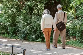 俗语：“母在不庆生，父在不留须”，究竟啥意思？图片