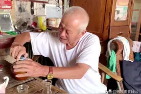 北京大爷喝酒被嘲“档次太低”，大爷：我趁2套四合院，你有吗？图片