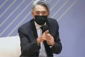 周润发老了仍是男神，穿一身西装腰杆挺笔直，白发不染气场也强大图片