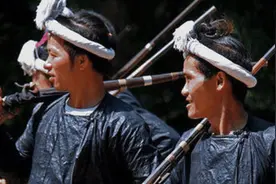 中国唯一合法持枪的地方, 只要成年就要拿枪, 不拿枪的不算真男人图片