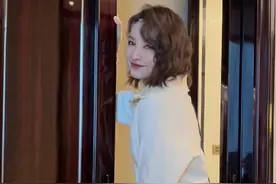 吴昕不主持大变样！穿翻领毛衣配直筒裤自拍，换羊毛卷御姐范拉满图片