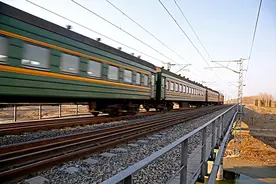 回顾：火车上情侣举止亲密，边上男子满脸尴尬，看也不是坐也不是图片