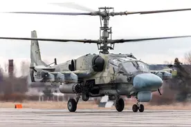 俄军卡52超低空飞行，撞到树梢，火箭发射巢满是树叶图片