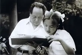 农村女孩被爸爸打哭，找毛主席告状，李讷趁机炫耀特权被主席呵斥图片