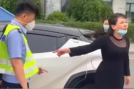 丹东‘‘袭警’’案中警察一人执法，袭警罪是否成立？图片