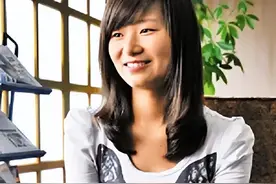 2011年，四川小伙欲跳桥轻生，19岁女孩上前献吻，后来他俩如何？图片