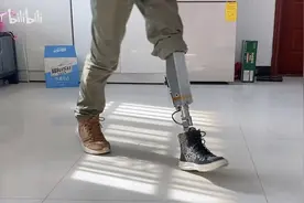 DIY自平衡车意外失去左腿后，小哥爆改假肢玩出花变身野生钢铁侠图片