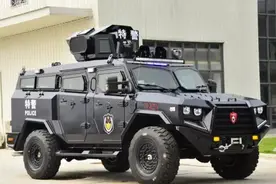 中国的暴龙防爆车有多牛？9吨级别、半封闭炮塔，被誉为警界神车图片