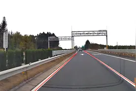 高速龙门架前的实线能变道吗？喵哥告诉你正确做法，别再踩坑了图片