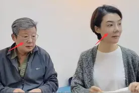 42岁车晓带父亲看中医，车晓彤已满头白发，脸部浮肿，另娶小娇妻图片