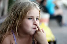 挖鼻子一时爽，一直挖可能导致颅内感染！赶紧让孩子改图片